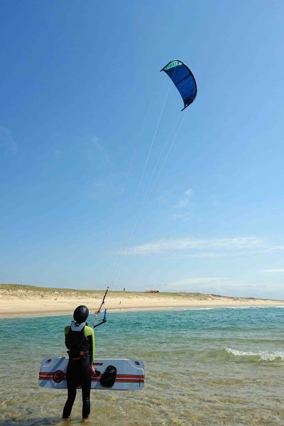 preparing-the-waterstart-kiteland-kitesurf-school-landes